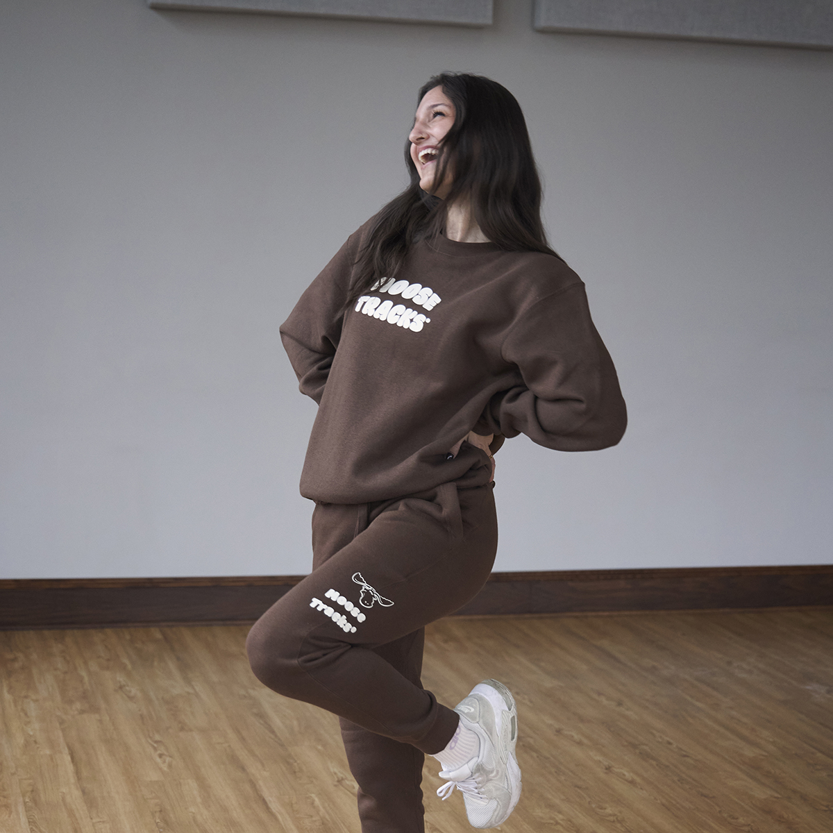 A model posing with a brown Moose Tracks sweat-set on